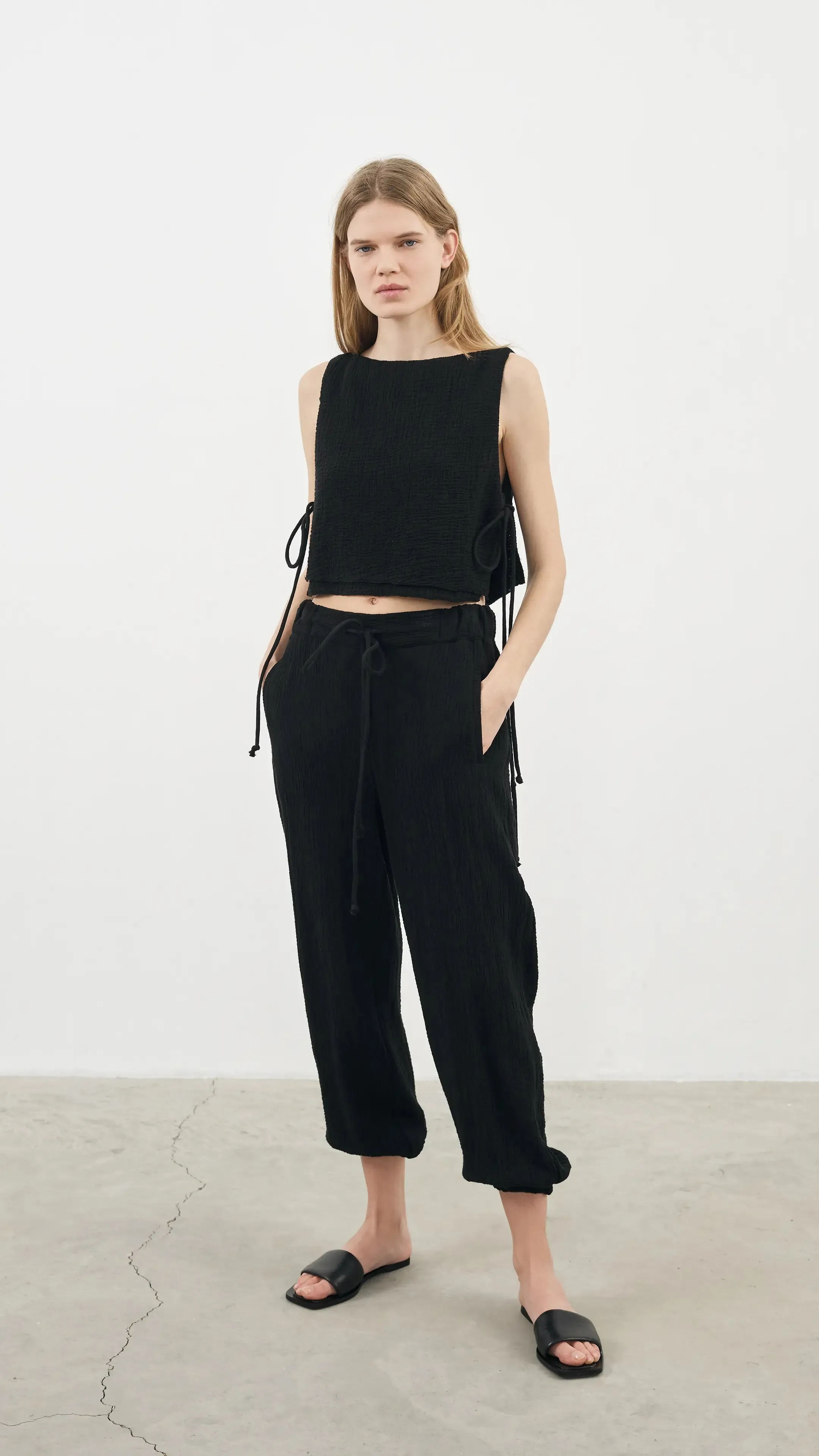 The Handloom Mia Pants Black